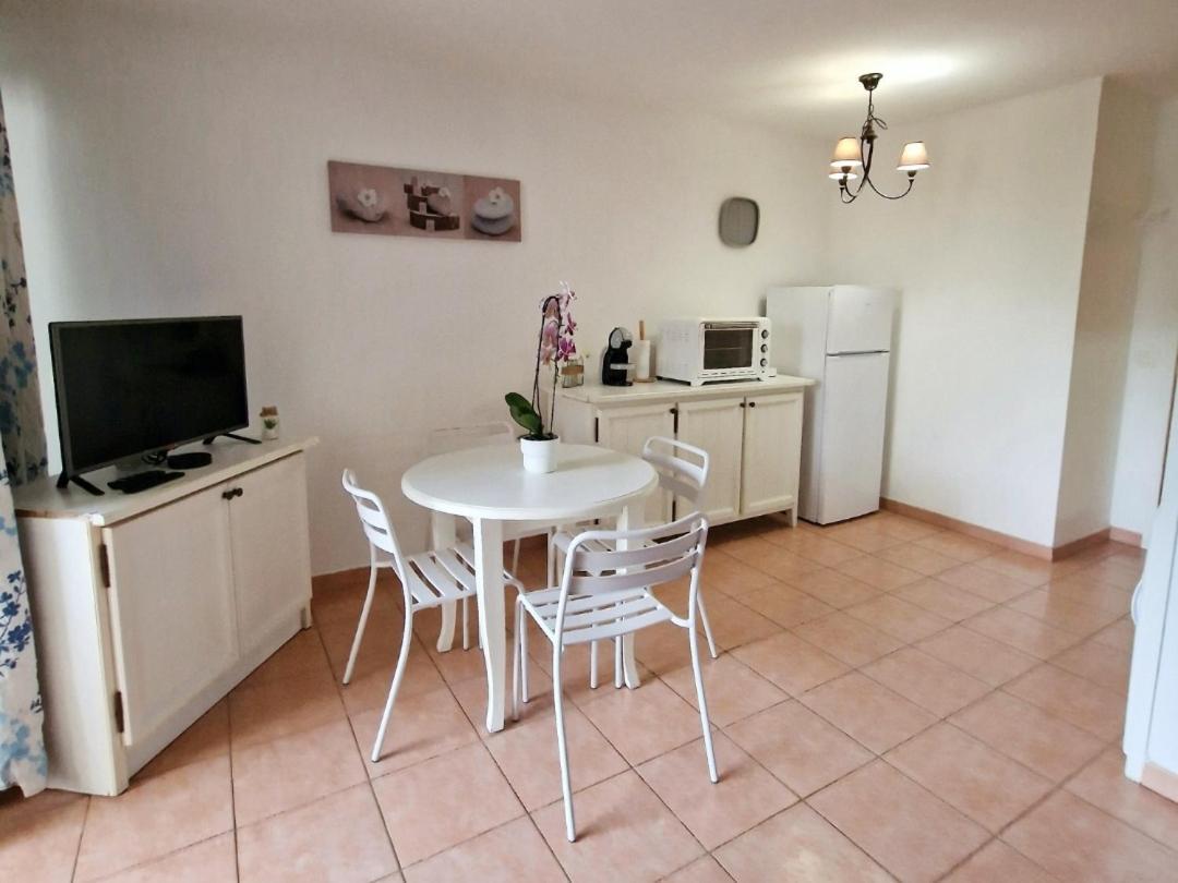 Appartement T2 - Bord De Mer - Piscine Six-Fours-les-Plages Kültér fotó
